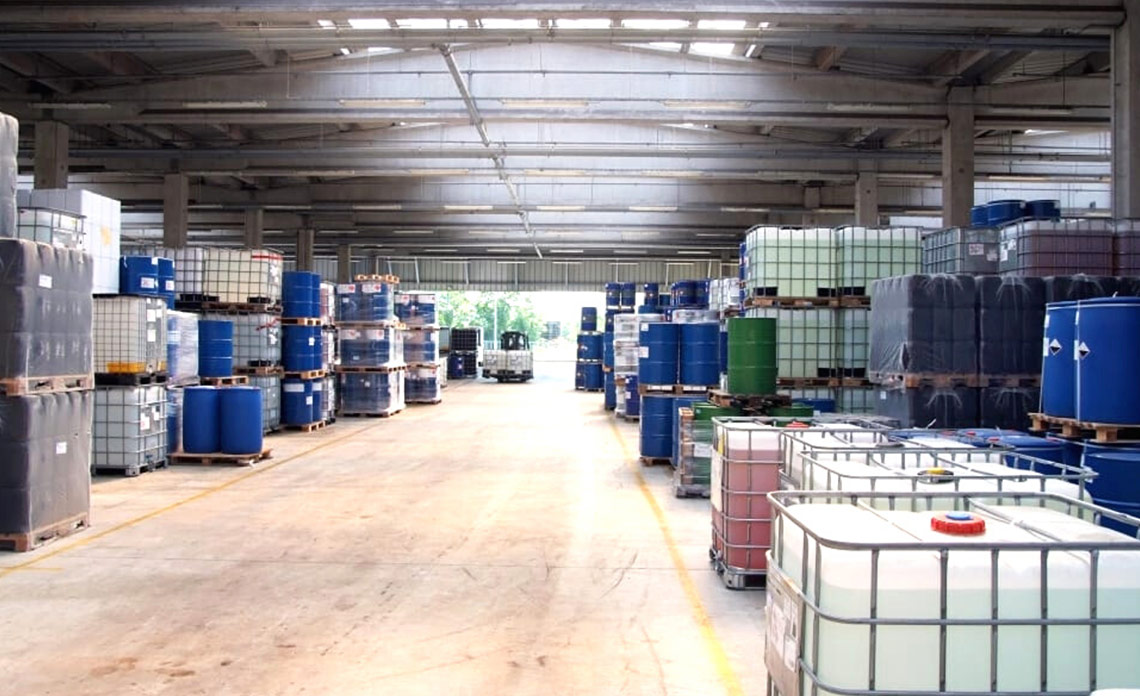 Zmiana sposobu przechowywania chemikaliów w mauzerach IBC 1000 litrów na zbiorniki magazynowe – kiedy to się opłaca?