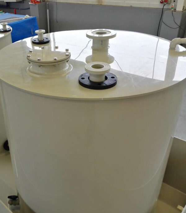 zbiornik procesowy do koncentratów nawozowych wykonany z tworzywa termoplastycznego produkcja i montaż